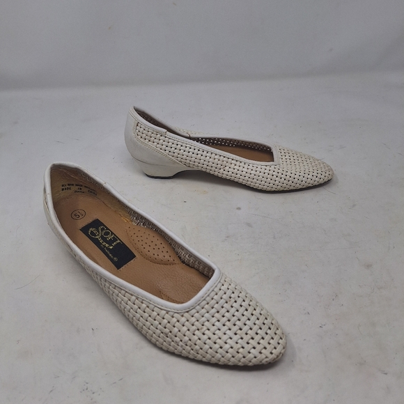 Soft Flexible By Highlights Vintage White Eyelet Faux Leather Pumps Boho Sz 5.5 - Picture 10 of 10